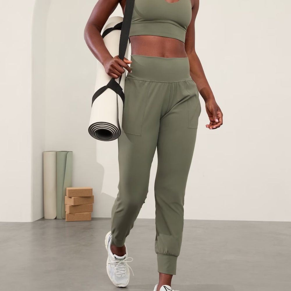 Athleta Saluation Jogger Size S/P Color Gray